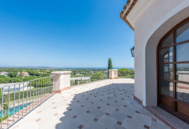 A superb villa built on an elevated site with outstanding panoramic views over golf courses to mountains and the sea.