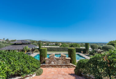 A superb villa built on an elevated site with outstanding panoramic views over golf courses to mountains and the sea.