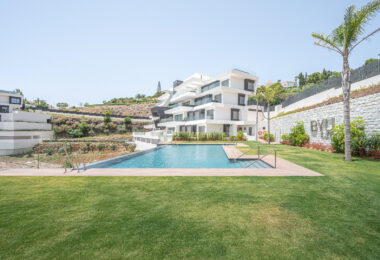 STUNNING CORNER MIDDLE FLOOR APARTMENT WITH PANORAMIC GOLF &amp; SEA VIEWS