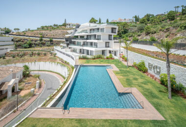 STUNNING CORNER MIDDLE FLOOR APARTMENT WITH PANORAMIC GOLF &amp; SEA VIEWS