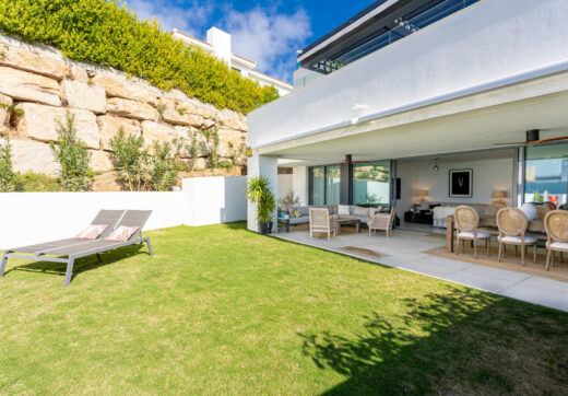 Elegant apartment with private garden and pool and sea views in  Artola - Cabopino -East Marbella