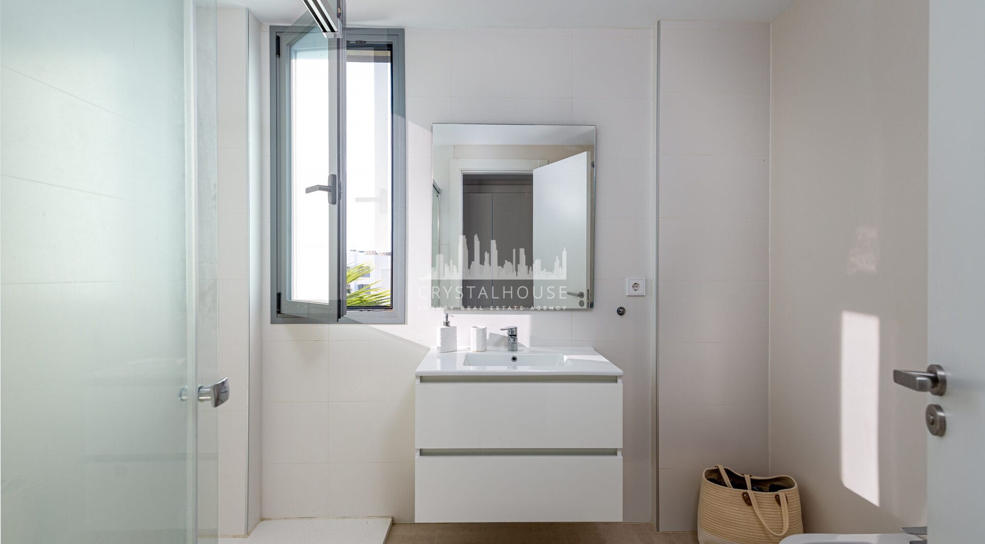 Brand New Modern Apartment with Top Amenities in Selwo Estepona