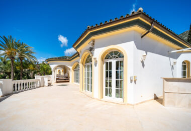 Unique property with 3 villas and panoramic sea views in Cascada de Camoján
