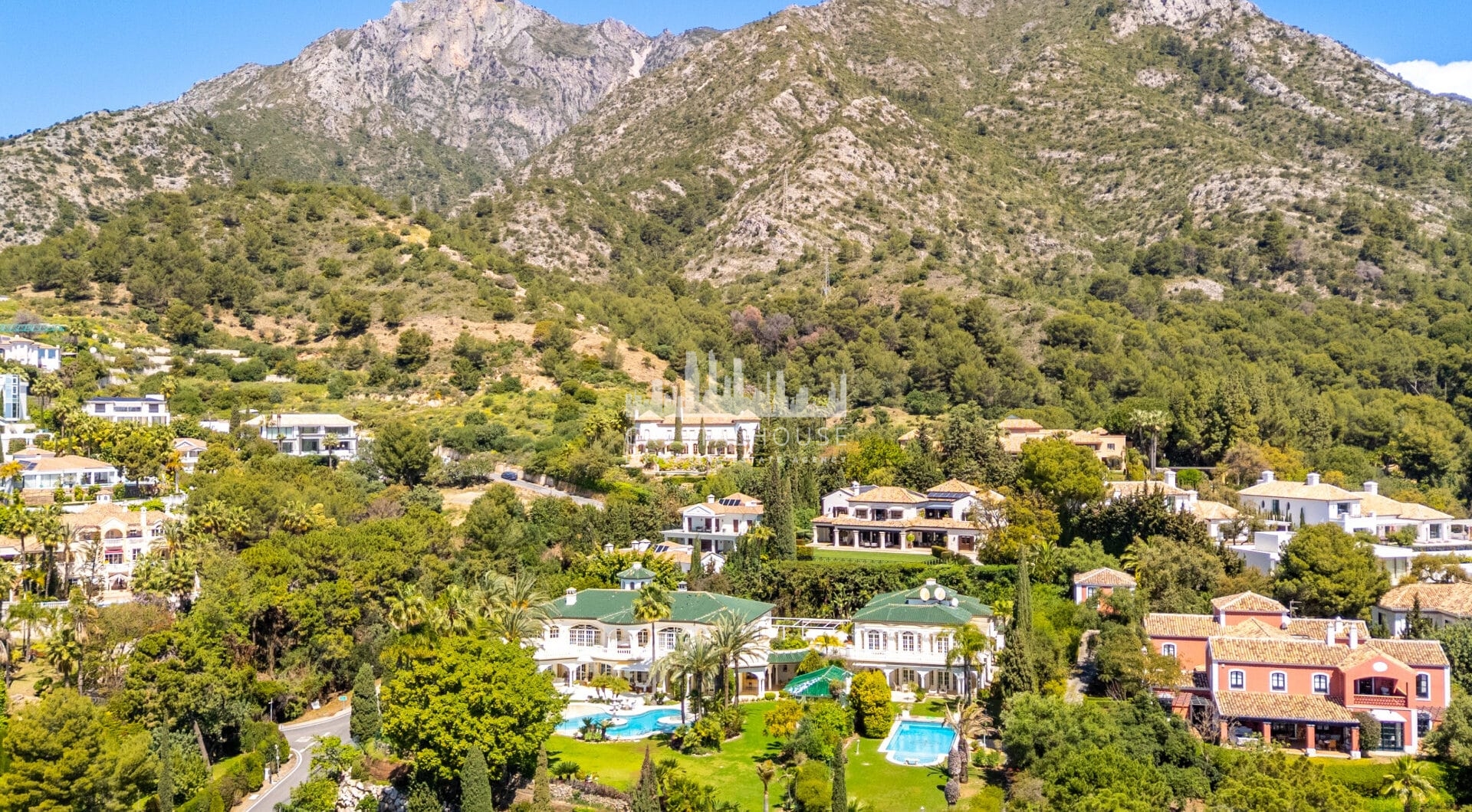 Unique property with 3 villas and panoramic sea views in Cascada de Camoján
