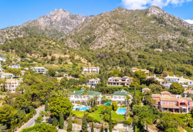 Unique property with 3 villas and panoramic sea views in Cascada de Camoján