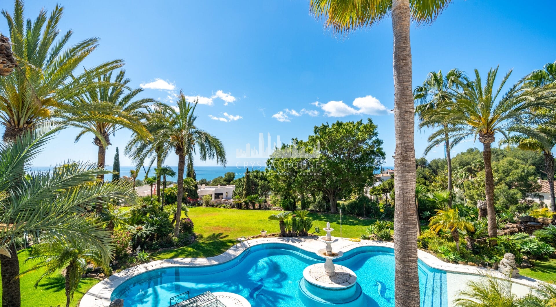 Unique property with 3 villas and panoramic sea views in Cascada de Camoján