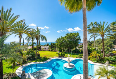 Unique property with 3 villas and panoramic sea views in Cascada de Camoján