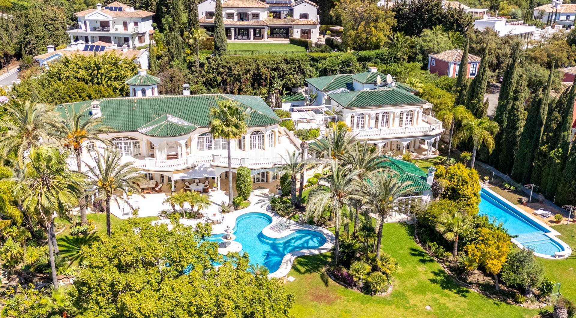 Unique property with 3 villas and panoramic sea views in Cascada de Camoján