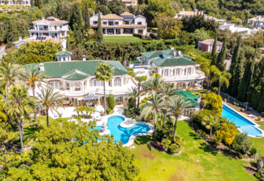 Unique property with 3 villas and panoramic sea views in Cascada de Camoján