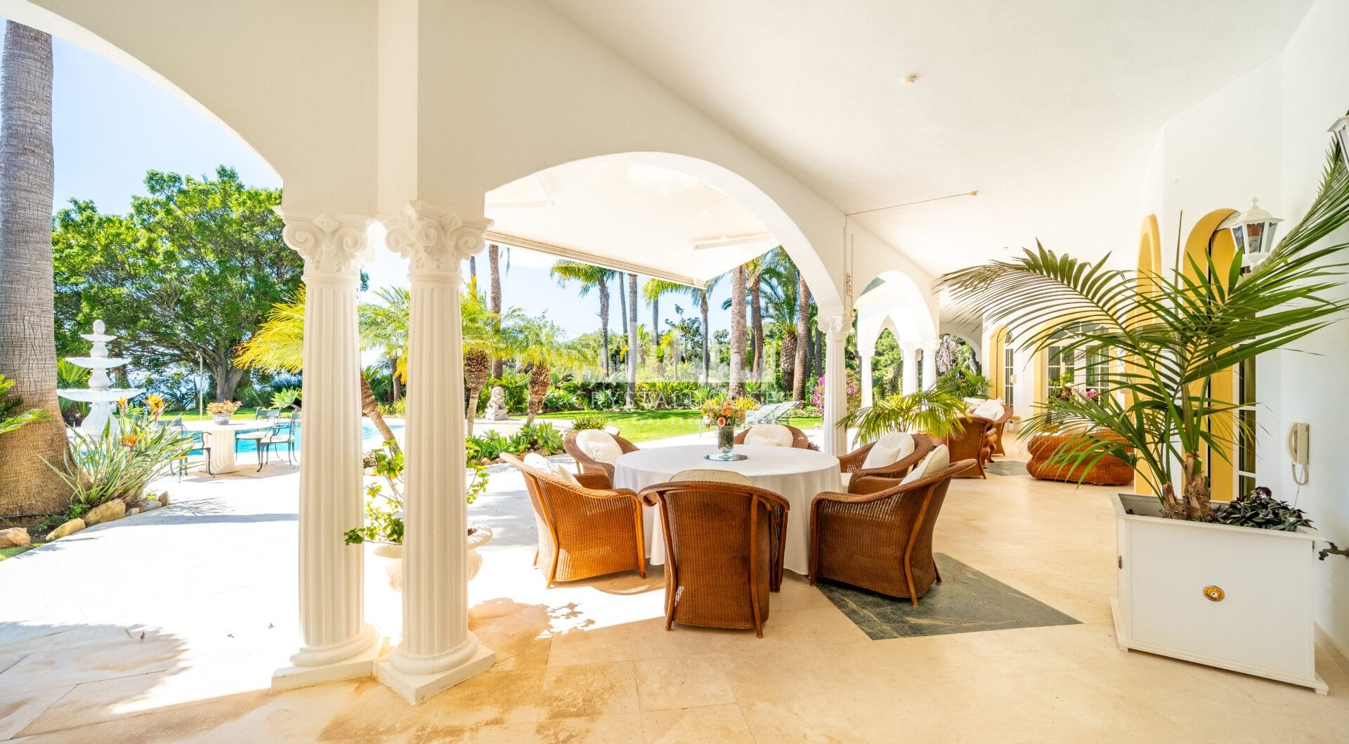 Unique property with 3 villas and panoramic sea views in Cascada de Camoján
