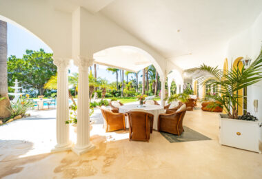 Unique property with 3 villas and panoramic sea views in Cascada de Camoján