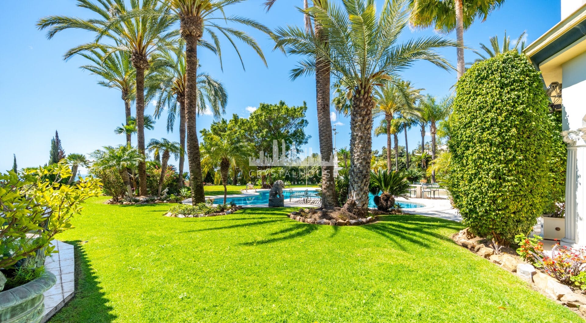 Unique property with 3 villas and panoramic sea views in Cascada de Camoján