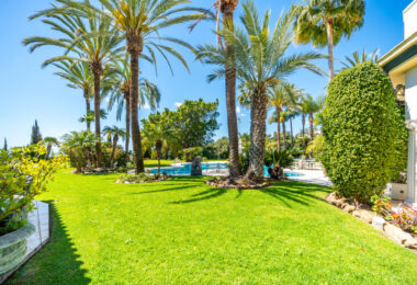 Unique property with 3 villas and panoramic sea views in Cascada de Camoján
