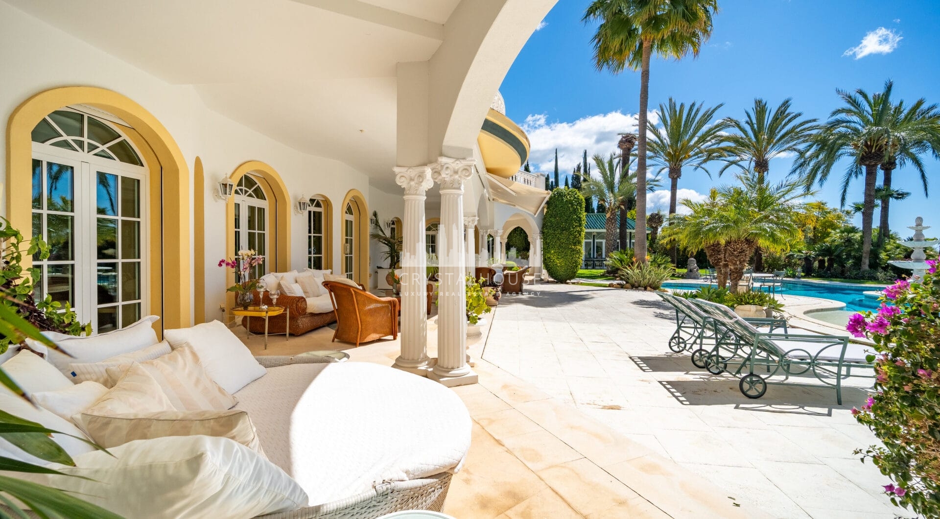Unique property with 3 villas and panoramic sea views in Cascada de Camoján