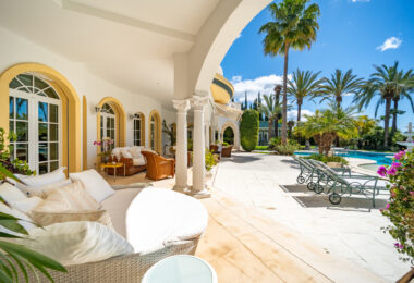Unique property with 3 villas and panoramic sea views in Cascada de Camoján