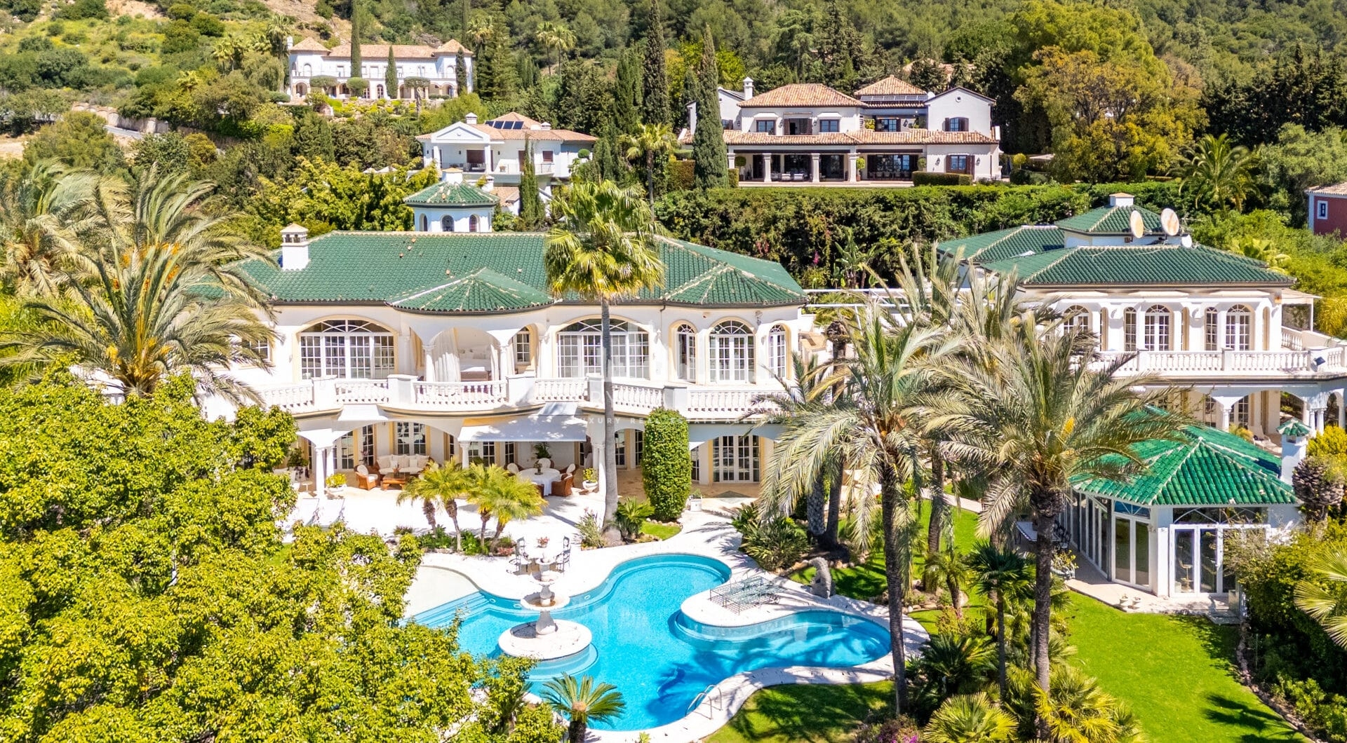 Unique property with 3 villas and panoramic sea views in Cascada de Camoján