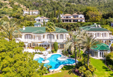Unique property with 3 villas and panoramic sea views in Cascada de Camoján