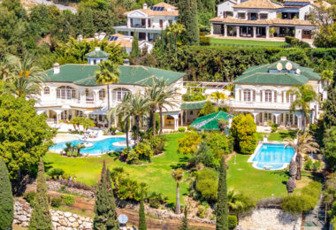Unique property with 3 villas and panoramic sea views in Cascada de Camoján
