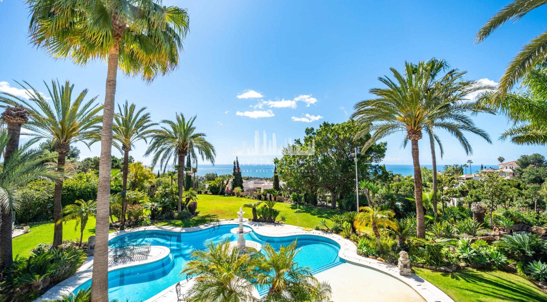 Unique property with 3 villas and panoramic sea views in Cascada de Camoján