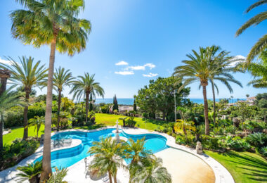 Unique property with 3 villas and panoramic sea views in Cascada de Camoján