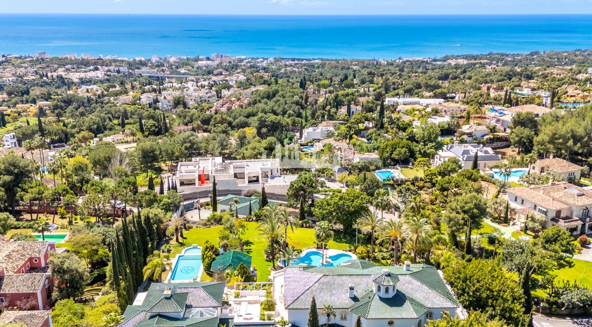 Unique property with 3 villas and panoramic sea views in Cascada de Camoján