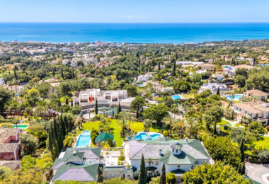 Unique property with 3 villas and panoramic sea views in Cascada de Camoján