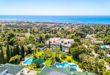 Unique property with 3 villas and panoramic sea views in Cascada de Camoján