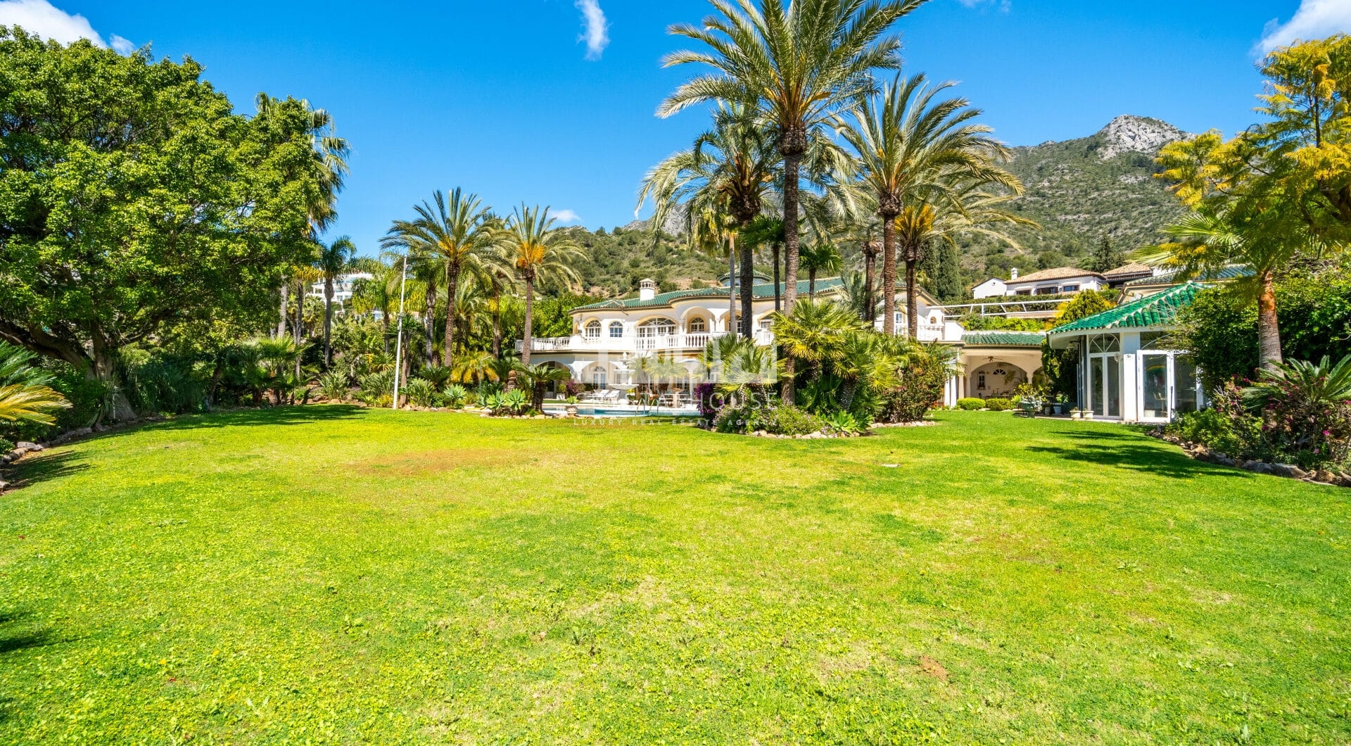 Unique property with 3 villas and panoramic sea views in Cascada de Camoján