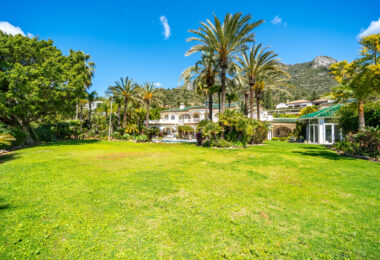 Unique property with 3 villas and panoramic sea views in Cascada de Camoján
