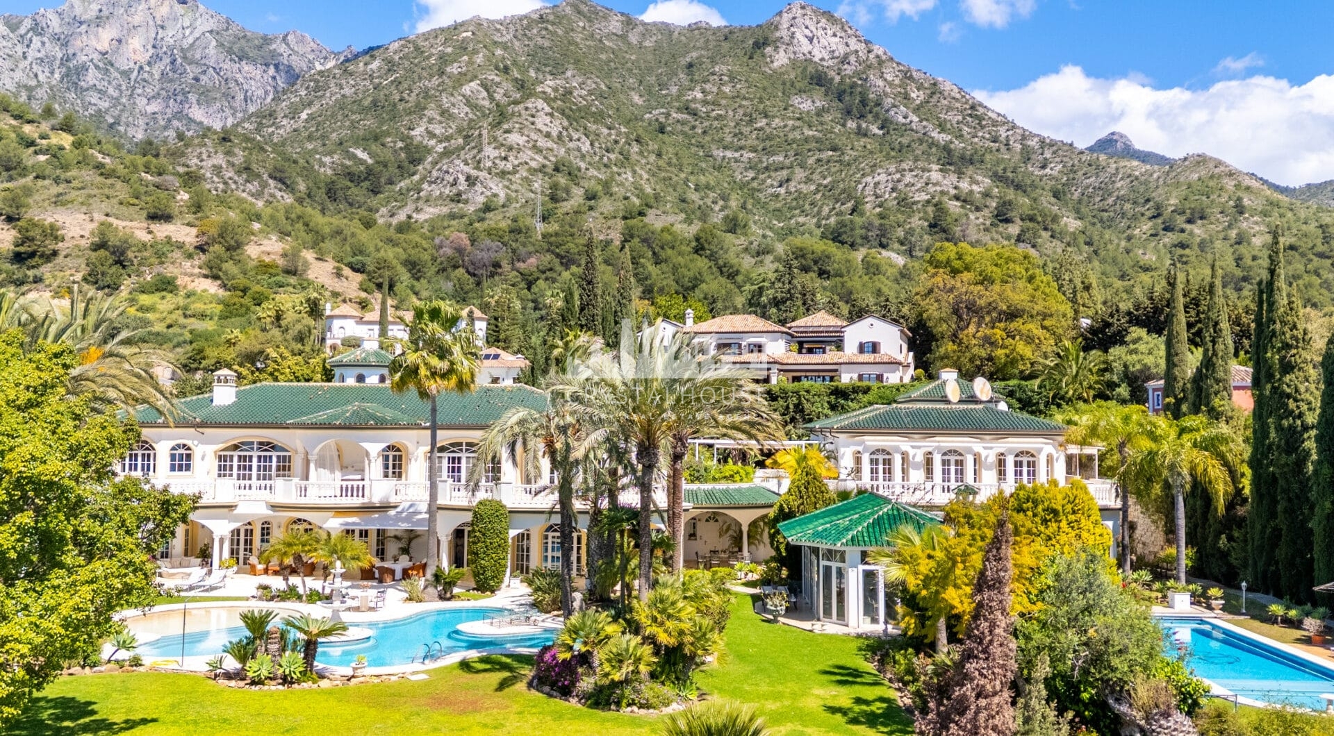 Unique property with 3 villas and panoramic sea views in Cascada de Camoján