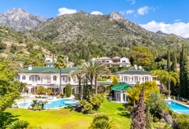 Unique property with 3 villas and panoramic sea views in Cascada de Camoján