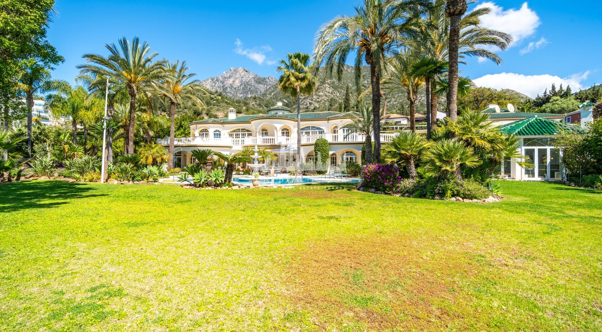 Unique property with 3 villas and panoramic sea views in Cascada de Camoján