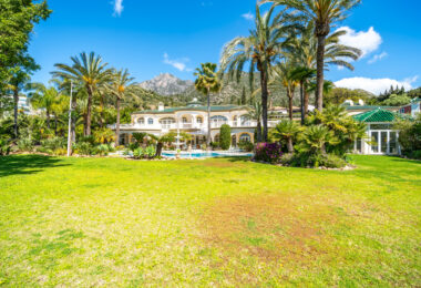 Unique property with 3 villas and panoramic sea views in Cascada de Camoján