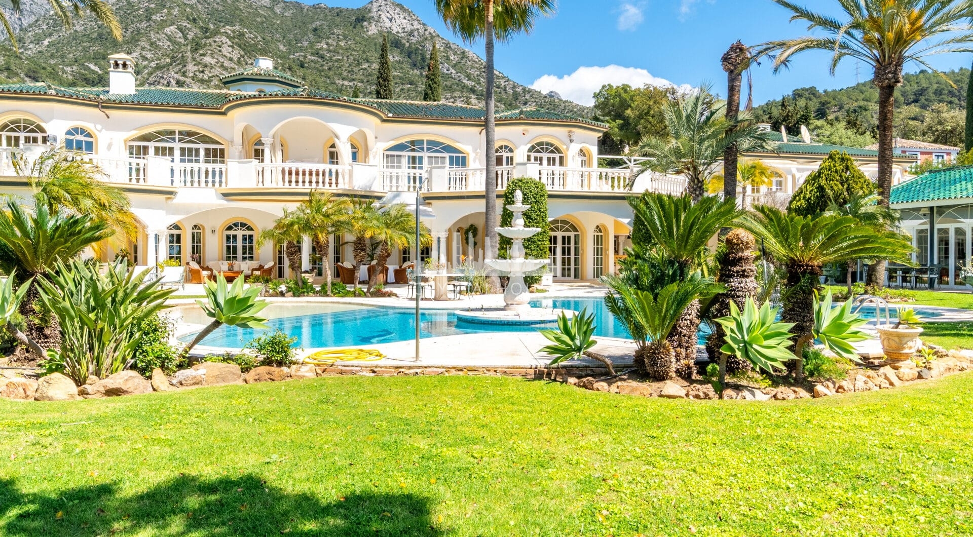 Unique property with 3 villas and panoramic sea views in Cascada de Camoján