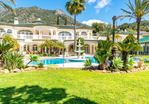 Unique property with 3 villas and panoramic sea views in Cascada de Camoján