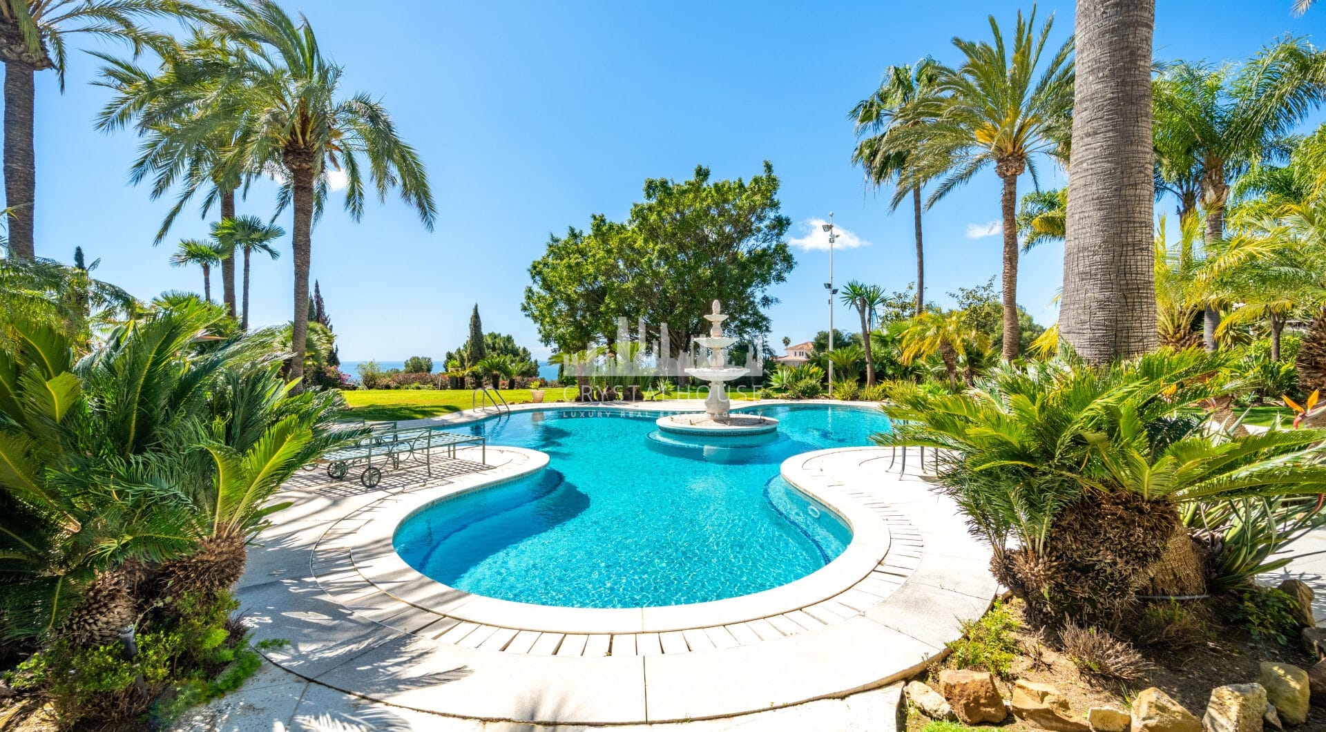 Unique property with 3 villas and panoramic sea views in Cascada de Camoján