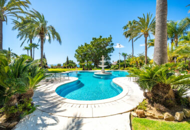 Unique property with 3 villas and panoramic sea views in Cascada de Camoján
