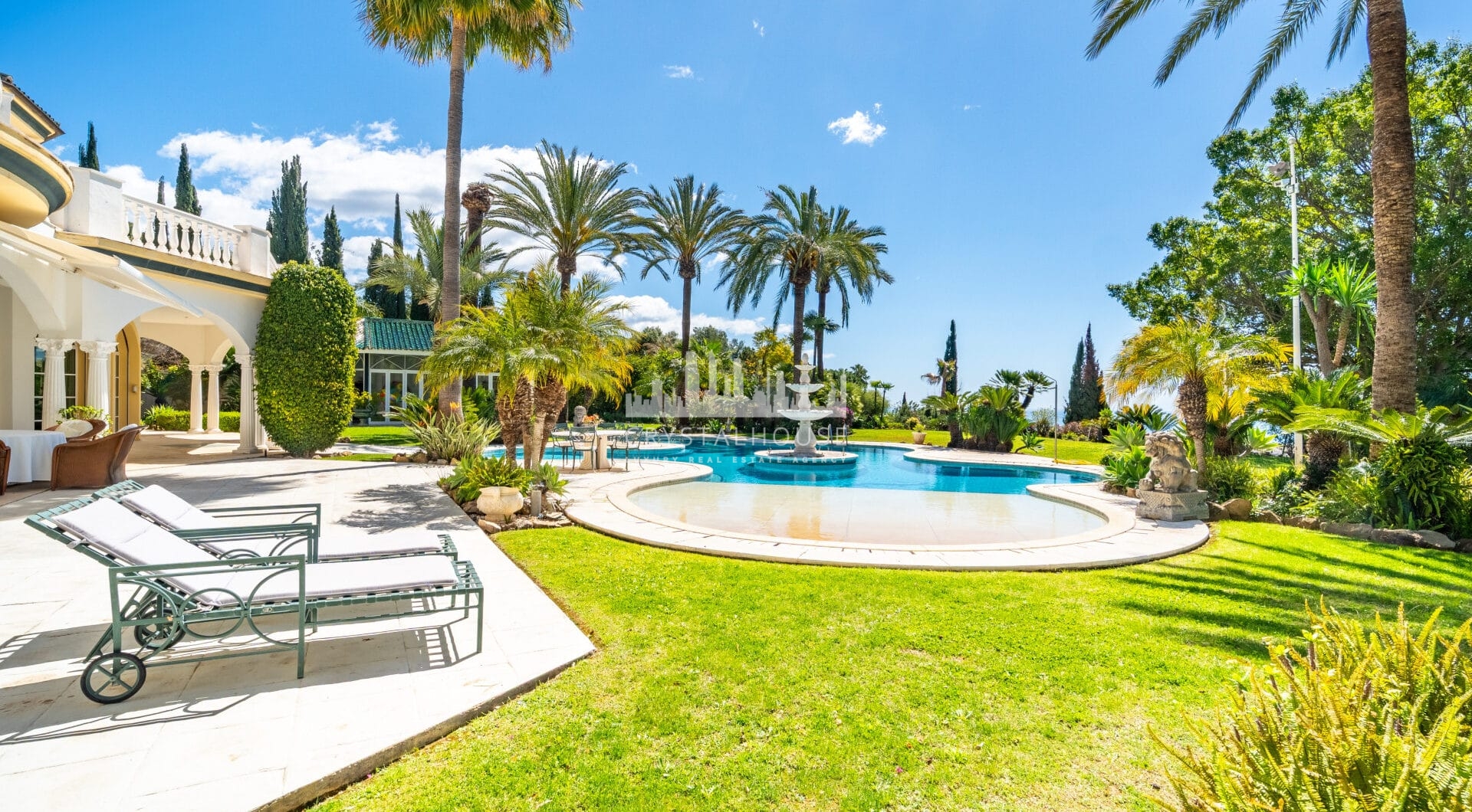 Unique property with 3 villas and panoramic sea views in Cascada de Camoján