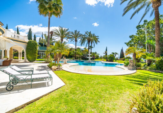 Unique property with 3 villas and panoramic sea views in Cascada de Camoján