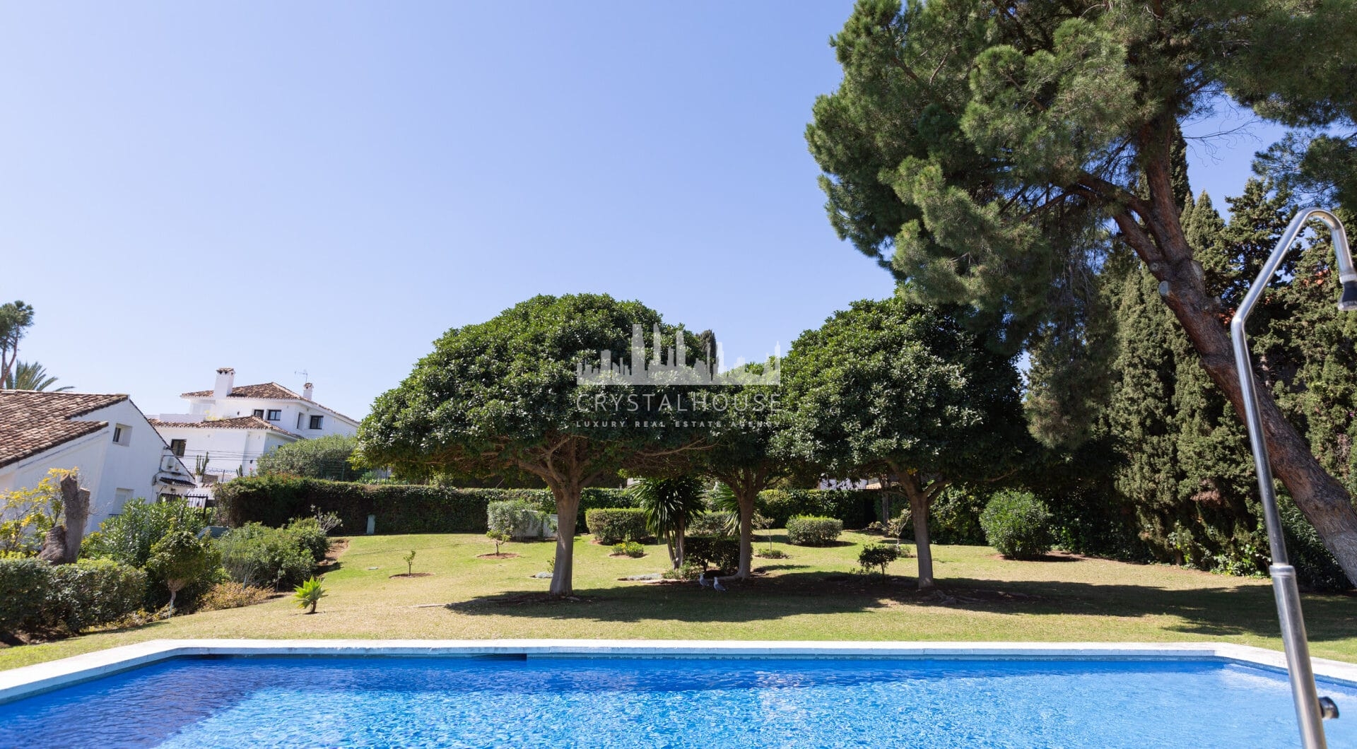 Townhouse with garden in the prime area of Nueva Andalucía