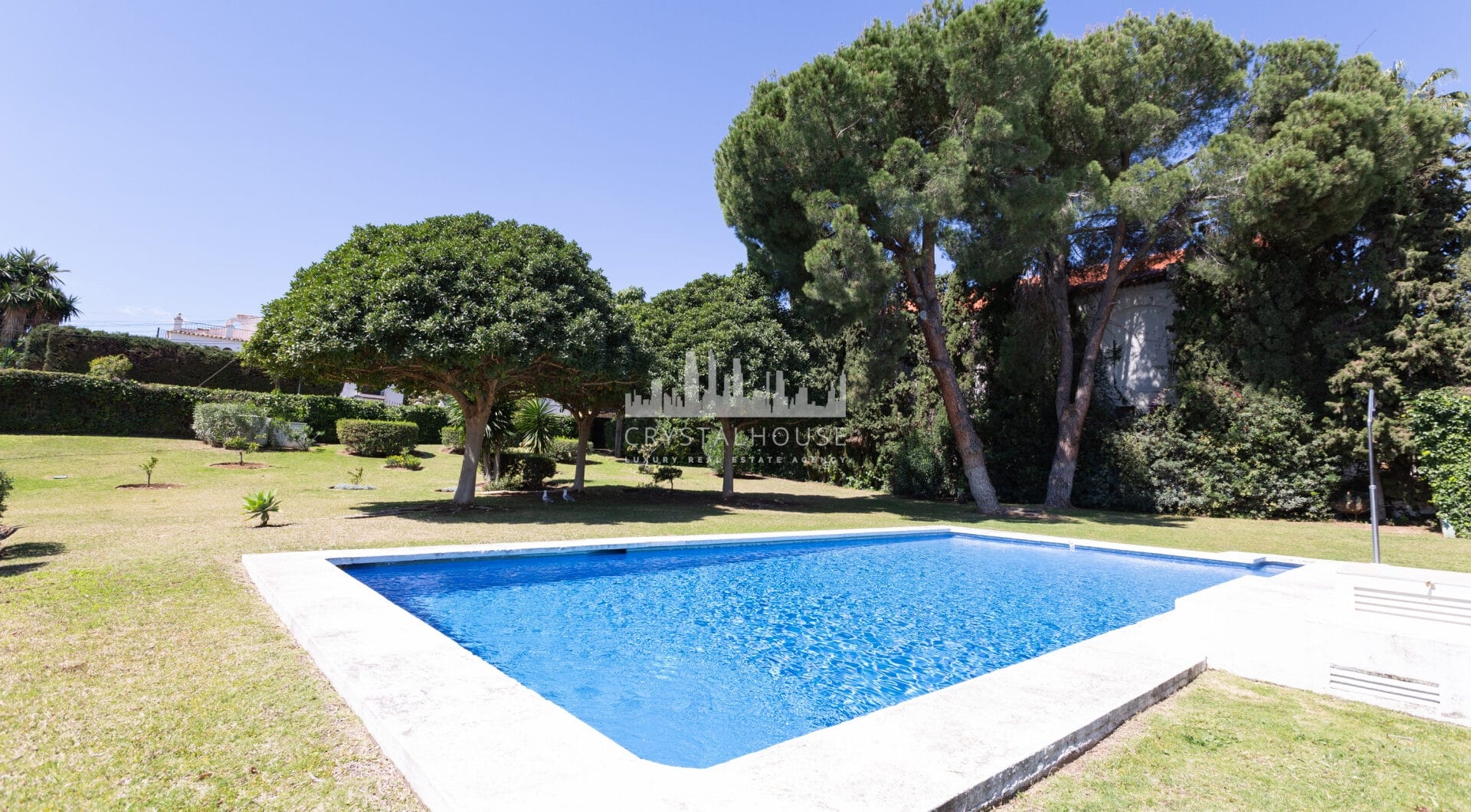 Townhouse with garden in the prime area of Nueva Andalucía