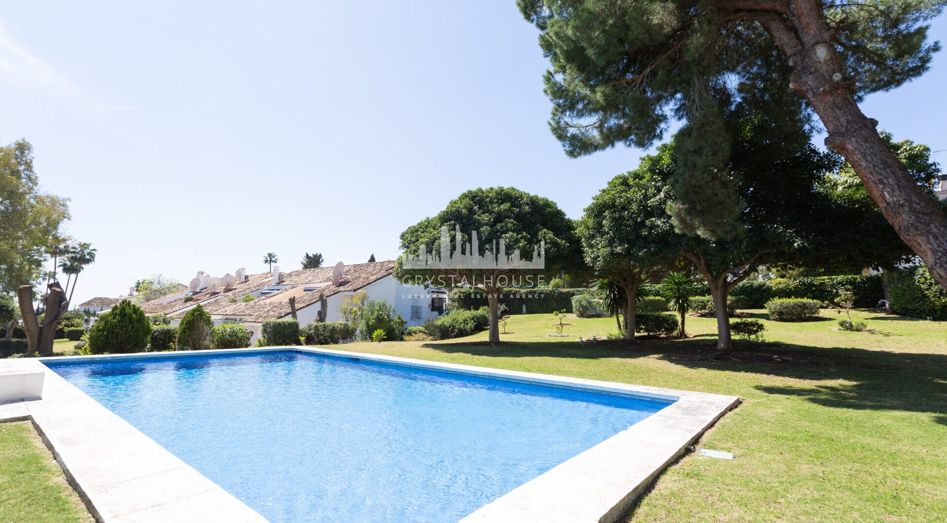 Townhouse with garden in the prime area of Nueva Andalucía