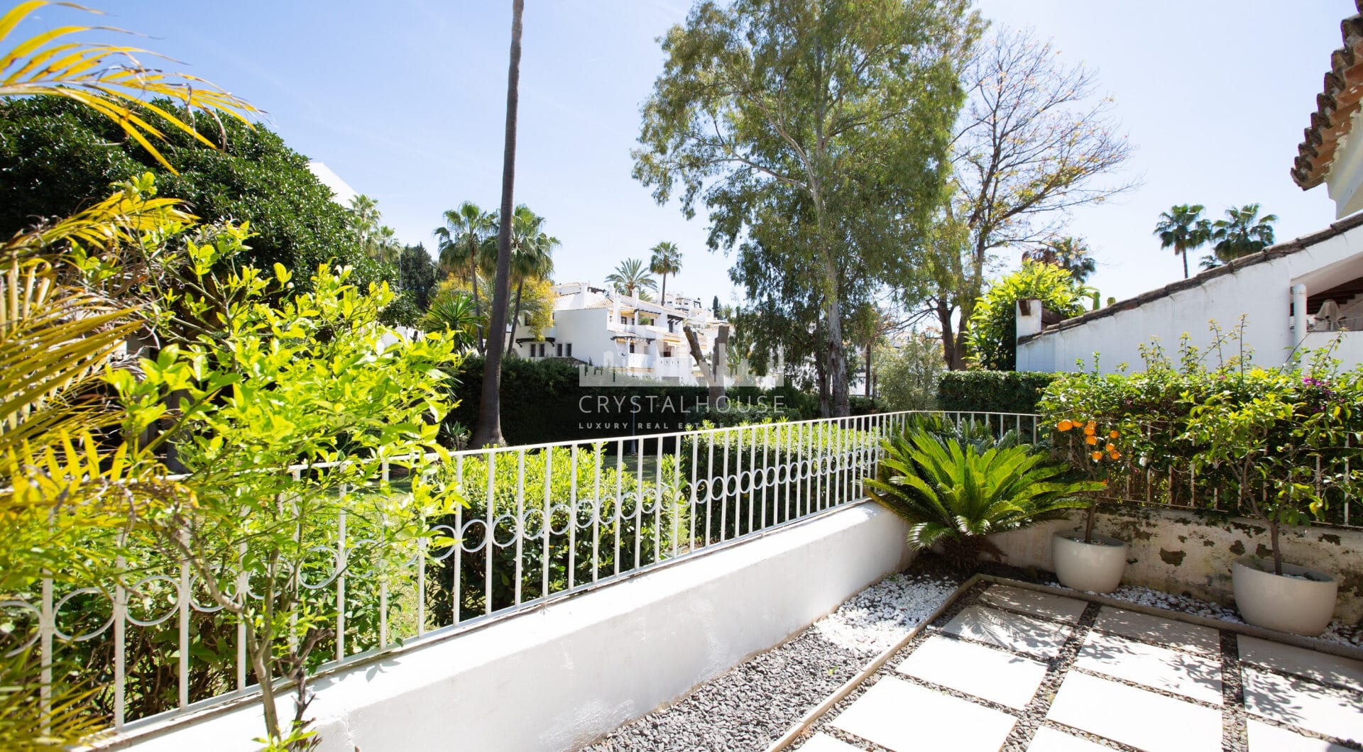Townhouse with garden in the prime area of Nueva Andalucía