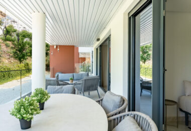 Stylish 3-Bedroom Apartment with Mountain Views - With Rental License!