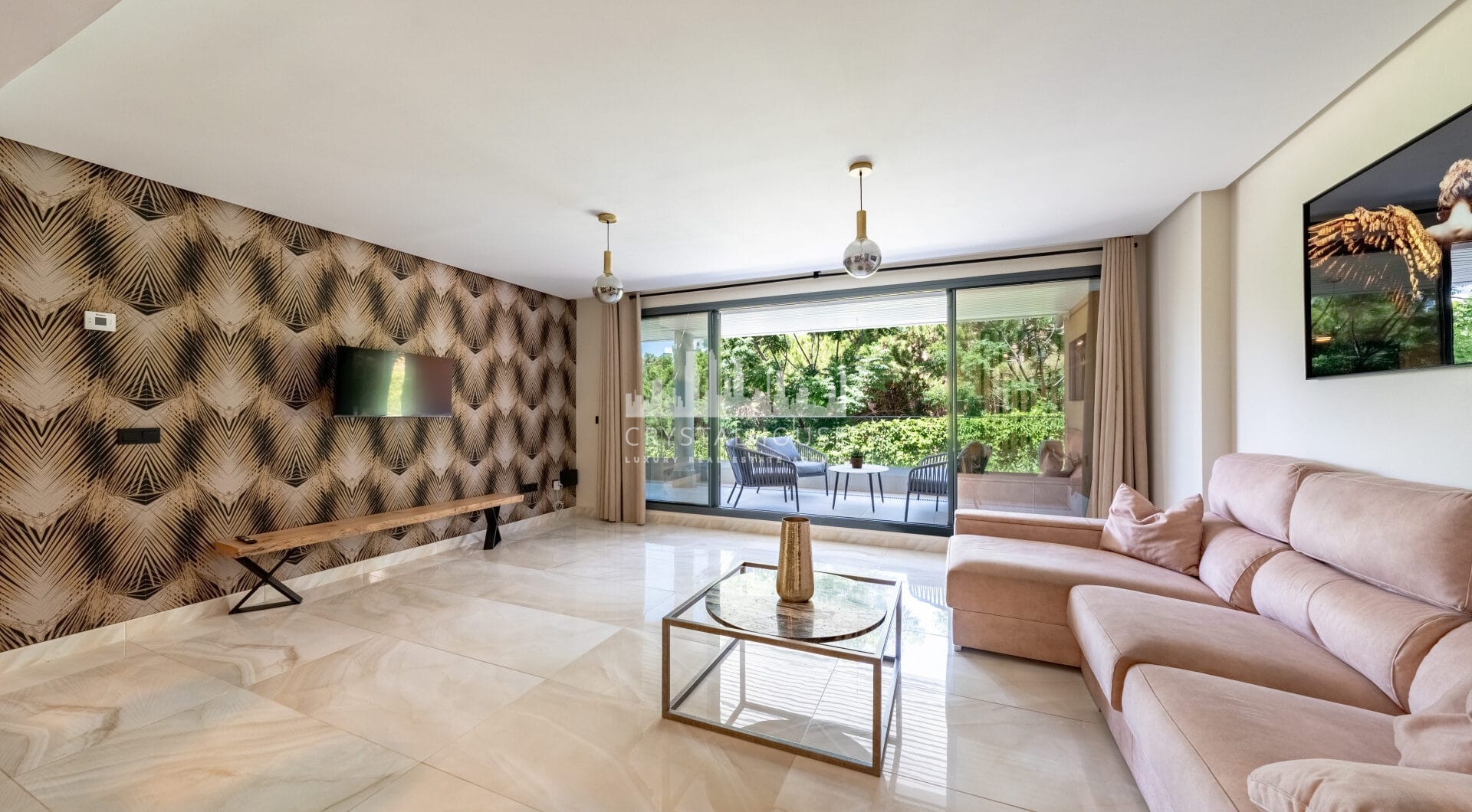 Stylish 3-Bedroom Apartment with Mountain Views - With Rental License!