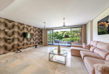 Stylish 3-Bedroom Apartment with Mountain Views - With Rental License!