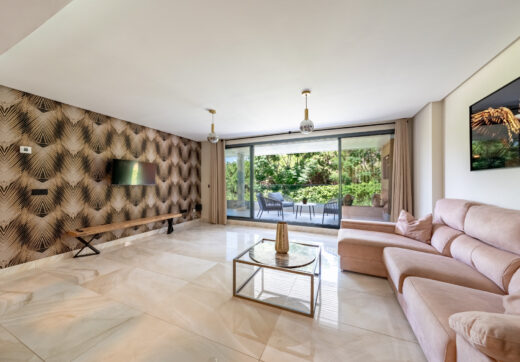 Stylish 3-Bedroom Apartment with Mountain Views - With Rental License!