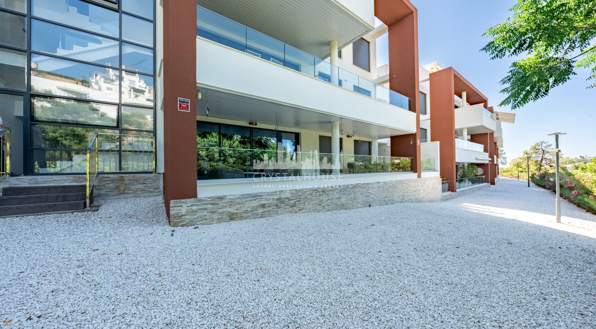 Stylish 3-Bedroom Apartment with Mountain Views - With Rental License!