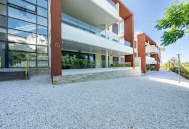 Stylish 3-Bedroom Apartment with Mountain Views - With Rental License!