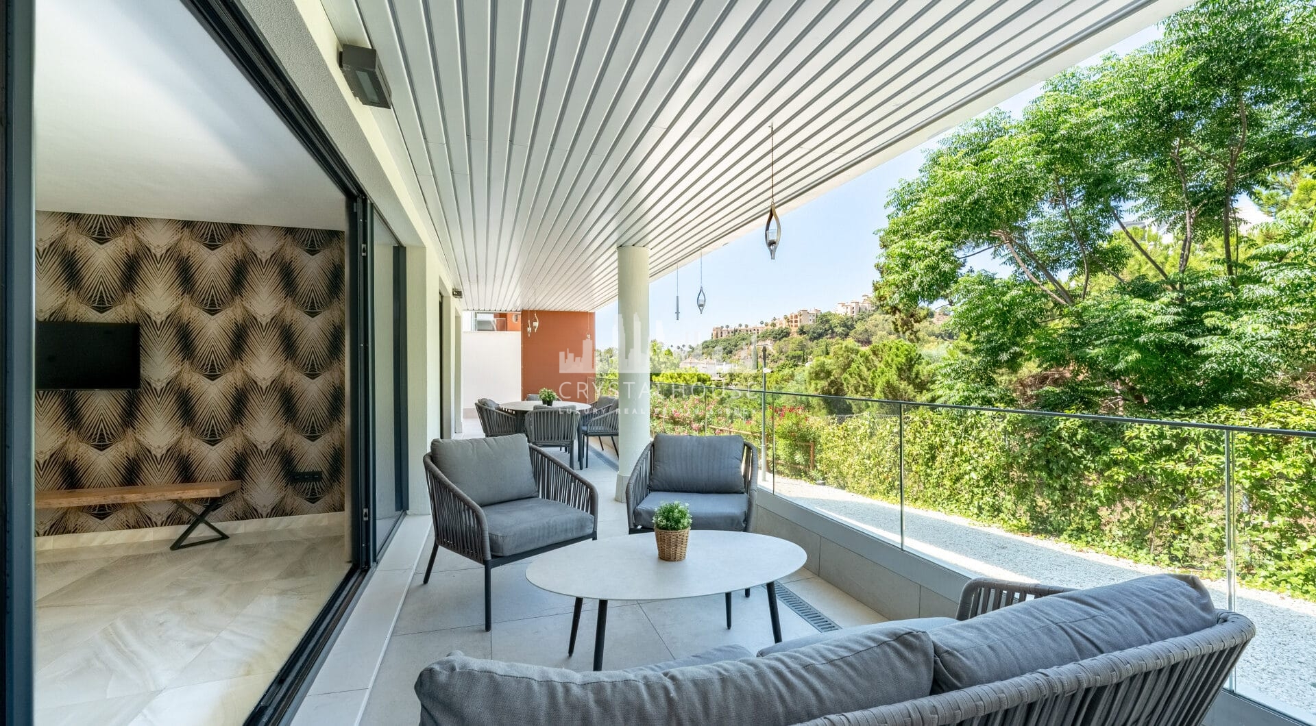 Stylish 3-Bedroom Apartment with Mountain Views - With Rental License!